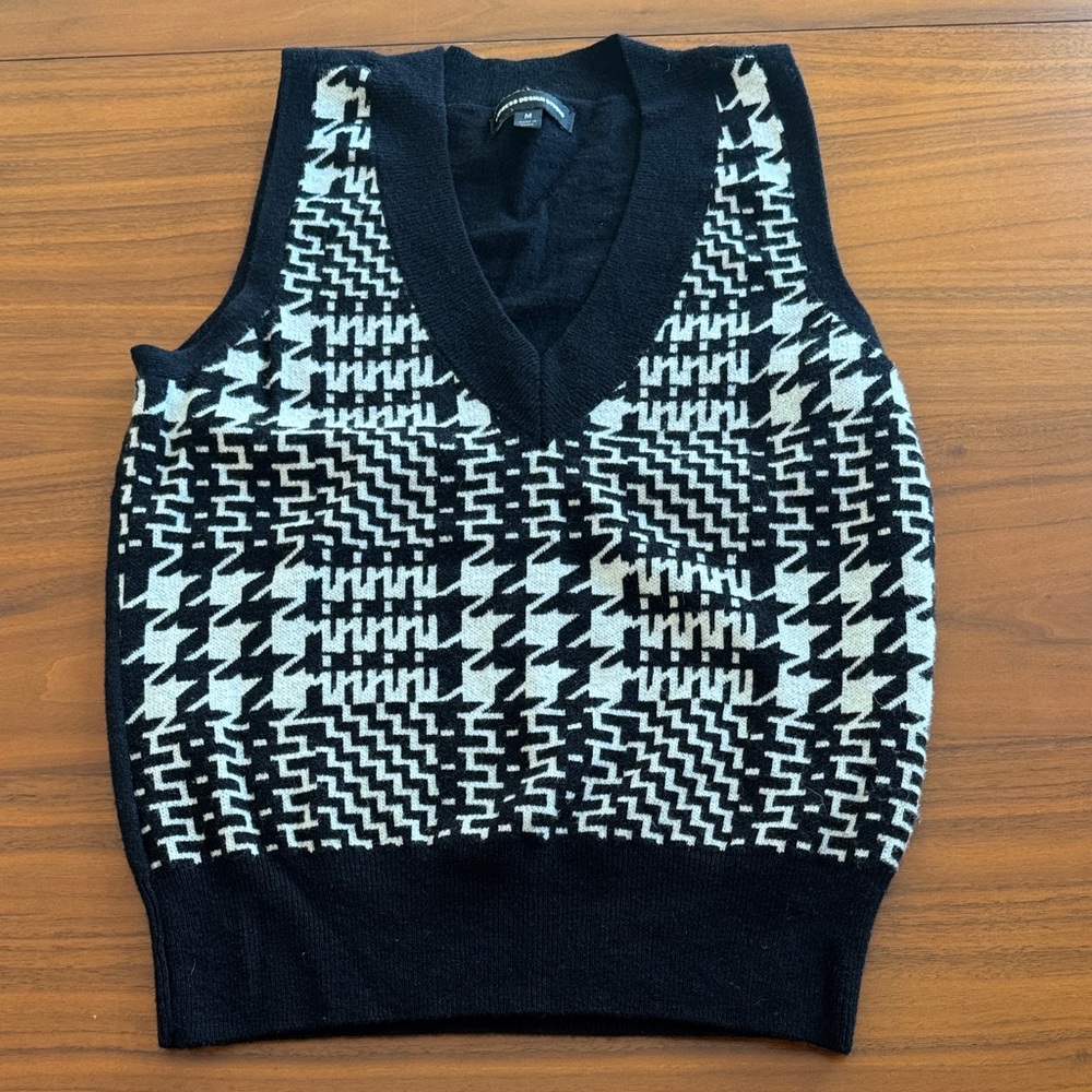 Express Design Studio Black and White Houndstooth Sweater Vest Medium